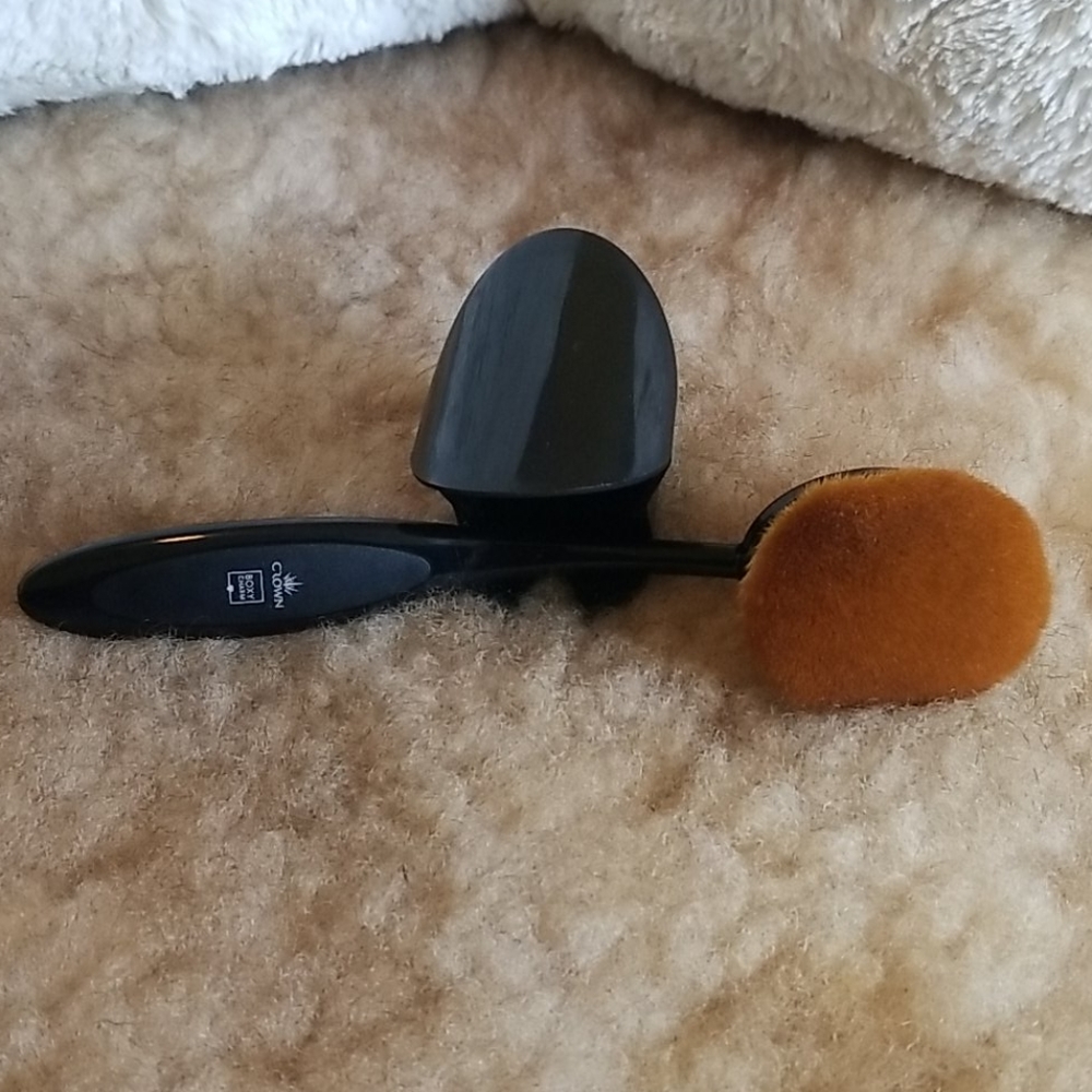 Large contour brush by Crown Pro